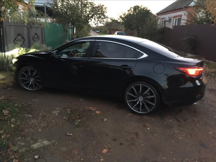 Черная Мазда 6 GJ на 19 дисках