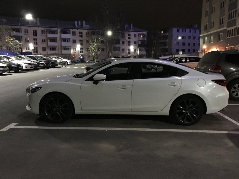 Белая Мазда 6 с черными дисками