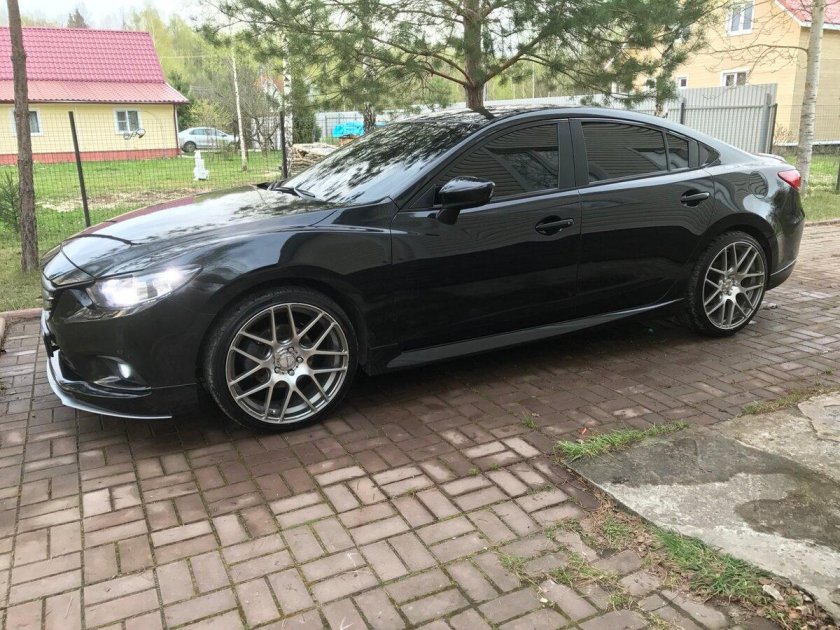 Черная Мазда 6 GJ на 20 дисках