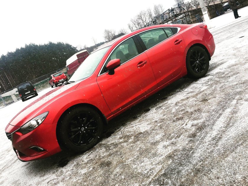 Черная Мазда 6 на красных дисках