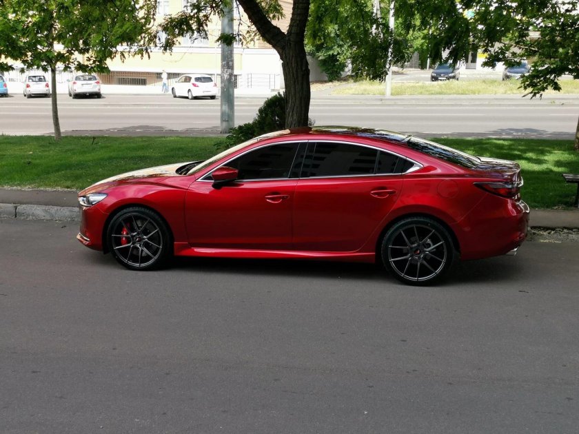 Мазда 6 GH черная на 19 колесах