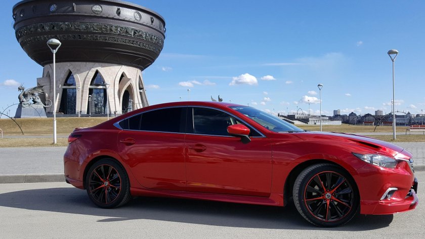 Красная Мазда 6 на черных дисках