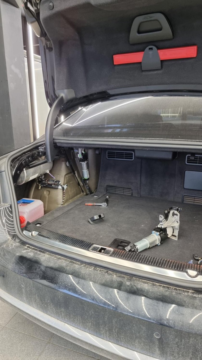 Люк в багажнике Ауди