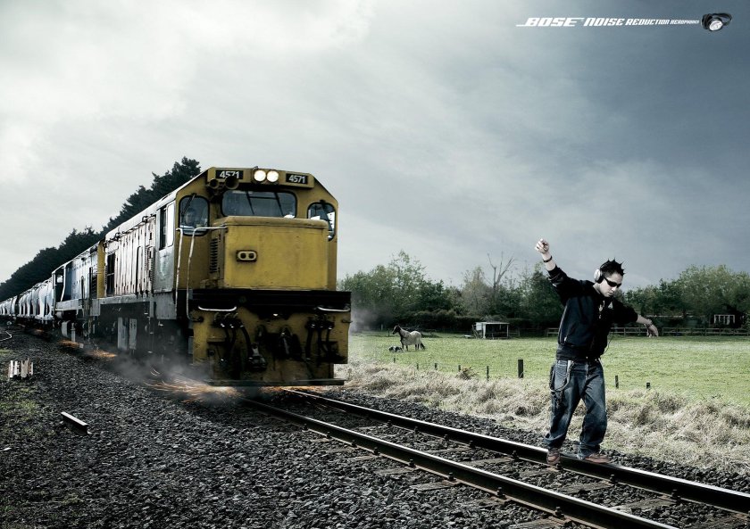 Человек на рельсах перед поездом