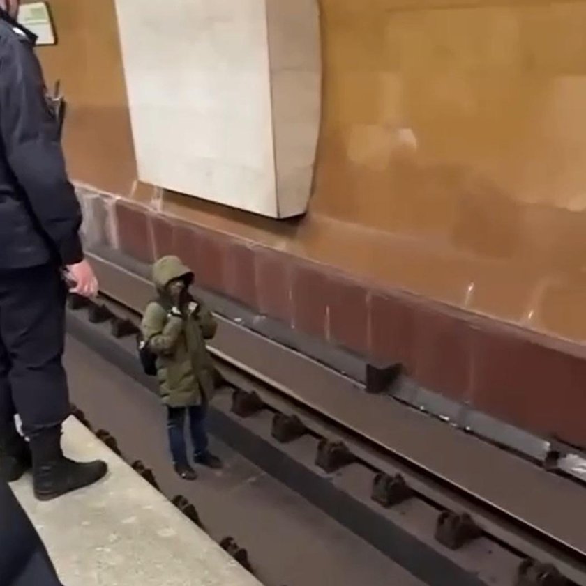 Человек прыгнул под поезд в метро