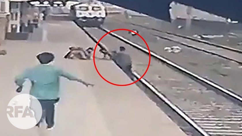 Индийские дети справляют нужду на рельсах