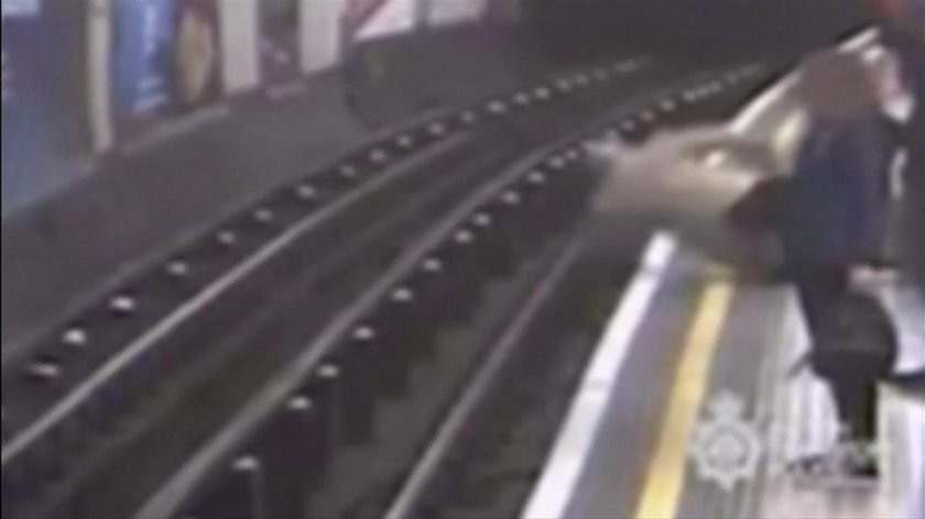 Толкнул девушку в метро