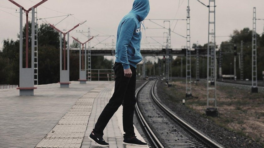 Парень на железной дороге