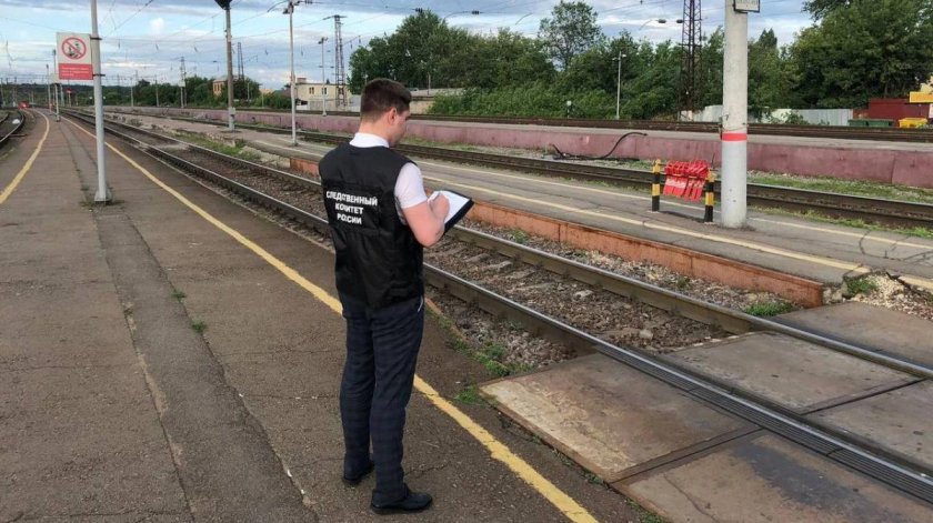 Парень на железной дороге