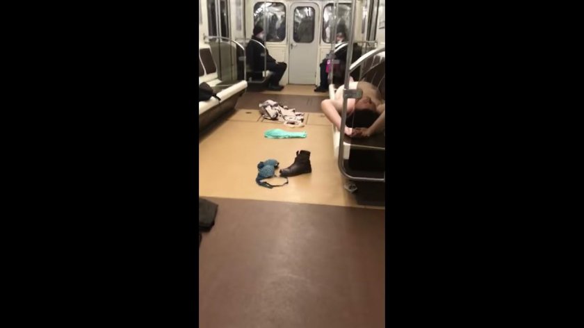 Женщина разделась в вагоне метро