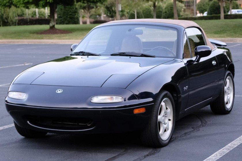 Mazda MX 5 Miata с языком