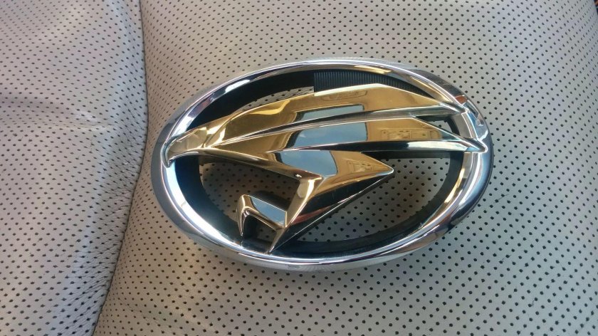 Эмблема Toyota Harrier 2001