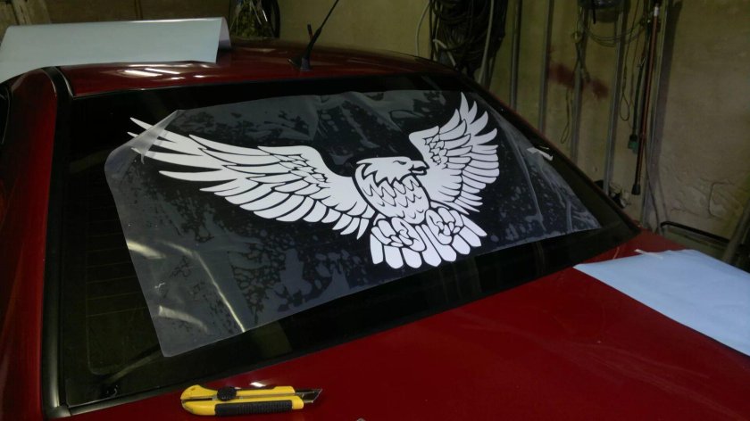 Наклейки на стекло автомобиля