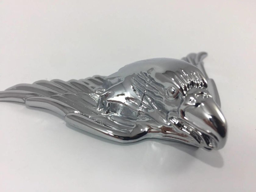 Машина с орлом на капоте