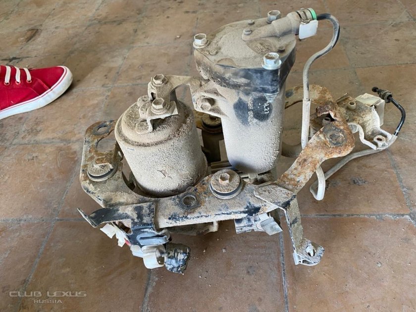 Опора пневмостойки Lexus rx350