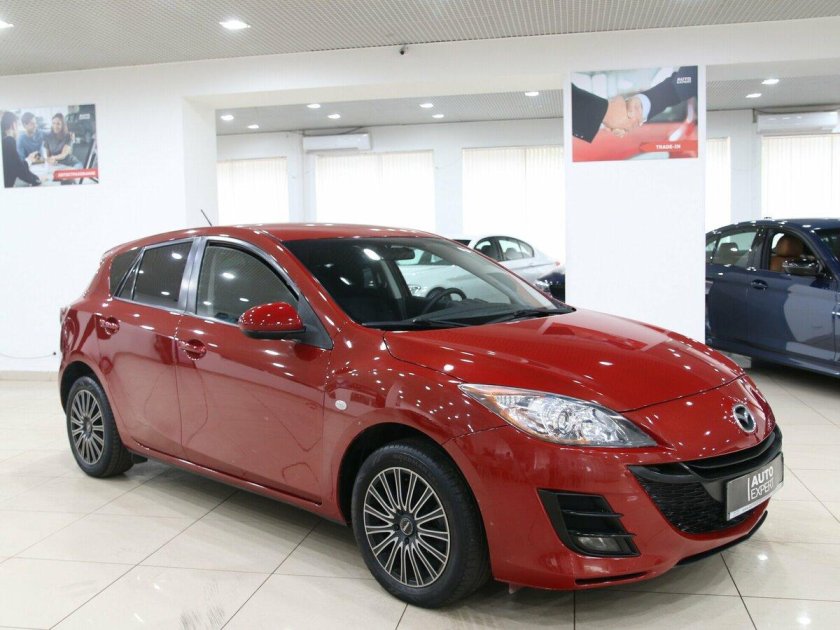 Красная Mazda 3 BL седан