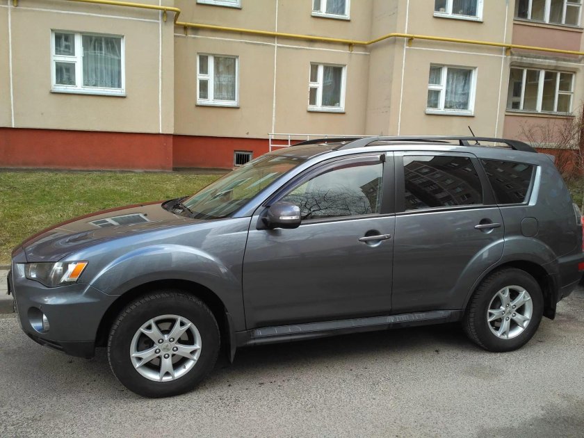 Mitsubishi Outlander XL серый