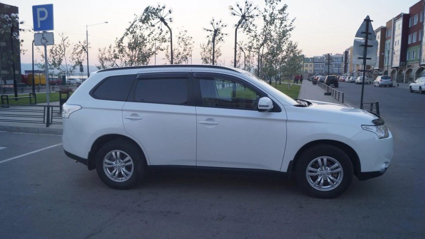 Митсубиси Аутлендер 16