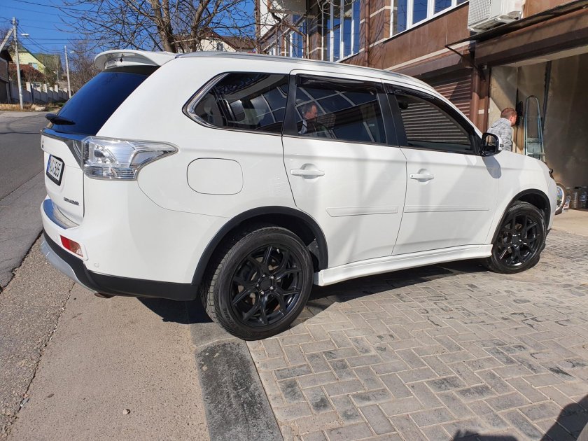Mitsubishi Outlander черные диски