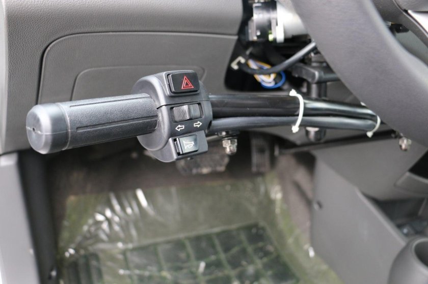 Машина для инвалидов с ручным управлением