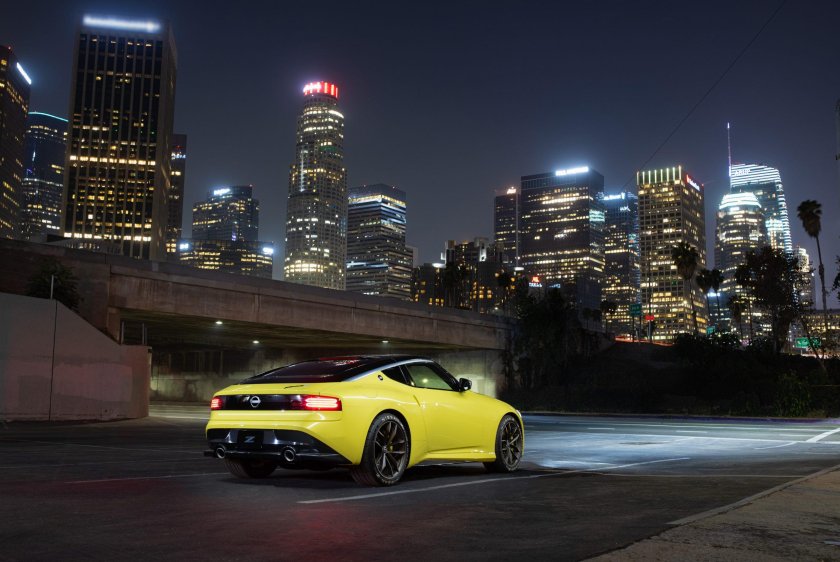 Спортивная машина японская в ночном городе