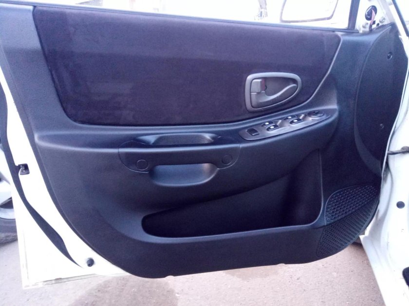 Акцент салон черный лак