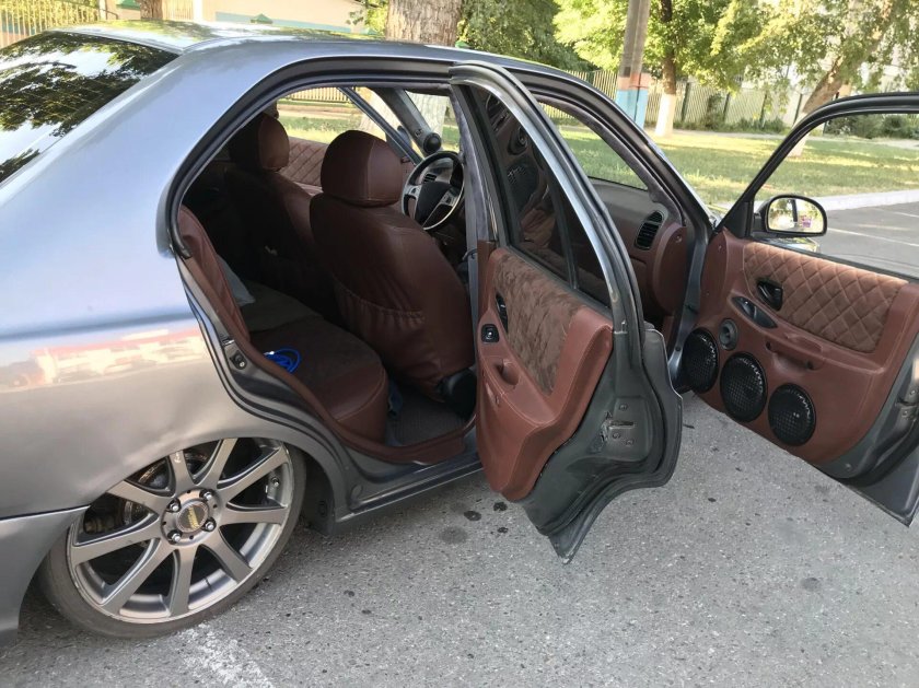 Коричневый Хендай акцент