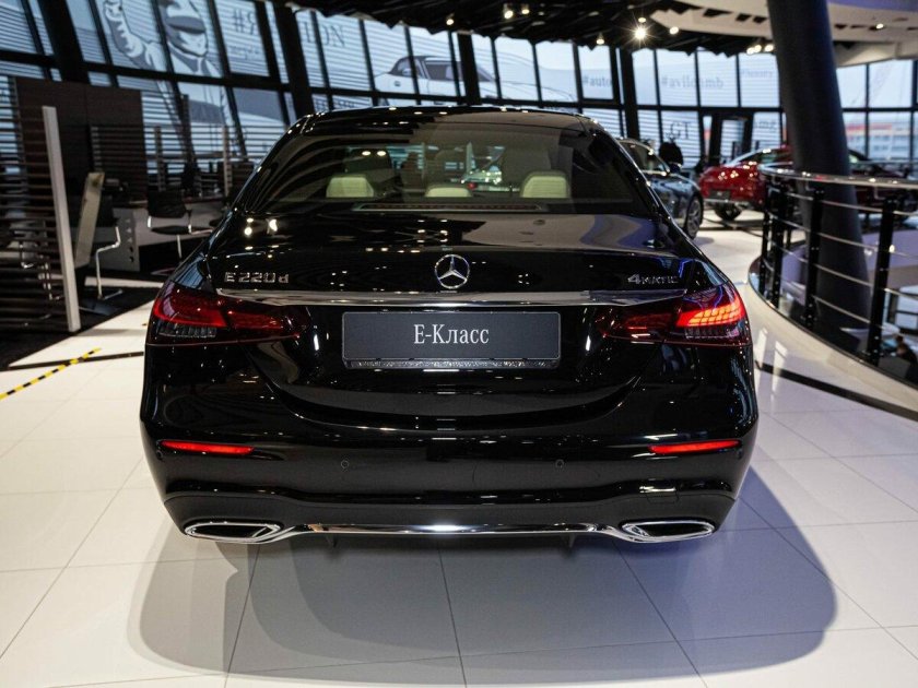 Черный Мерседес е 2022