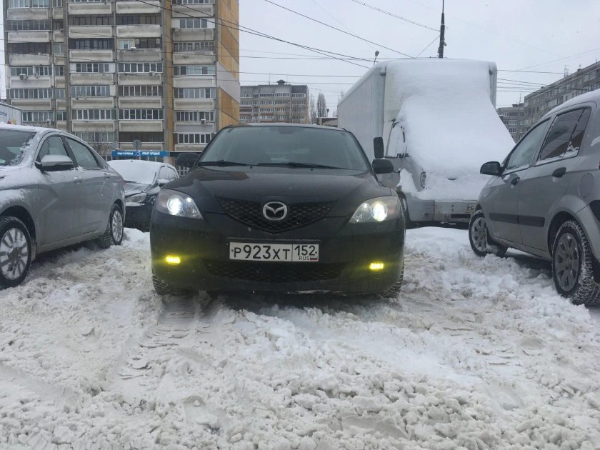 Мазда 2 квадратный номер фото спереди правый руль