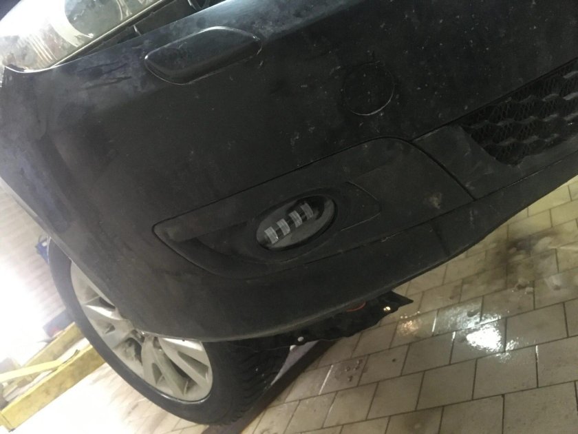 Mazda 2 установка противотуманных