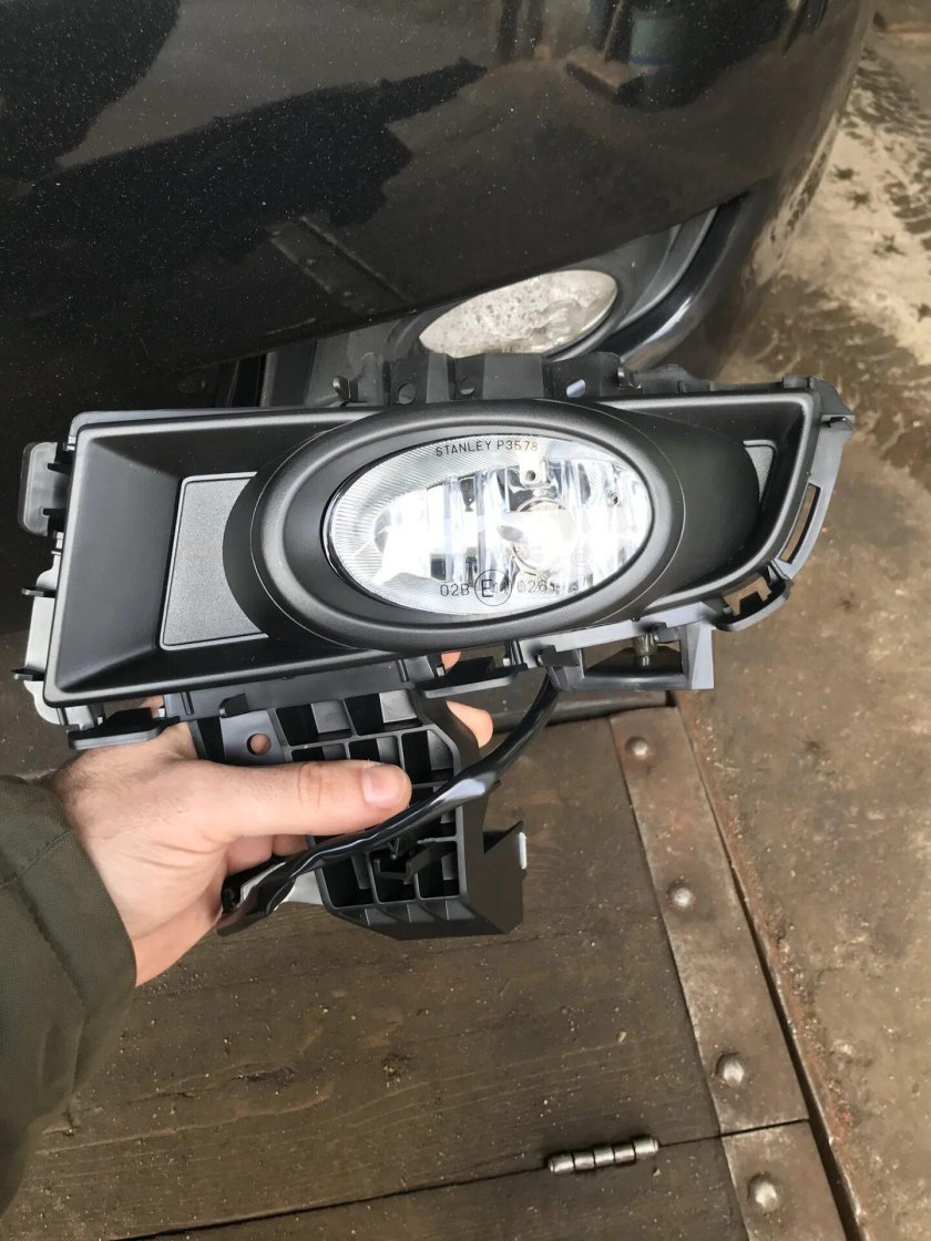 Крепление противотуманной фары Мазда 3 БК