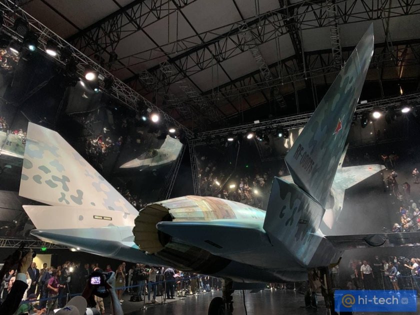 Сверхзвуковой самолет ночью