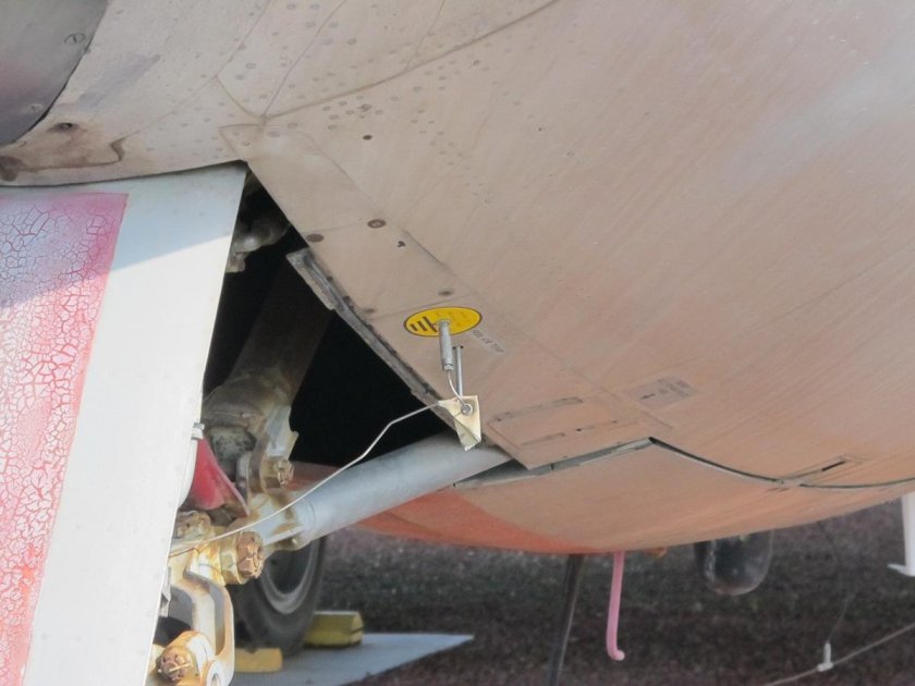 Трос заземления самолета