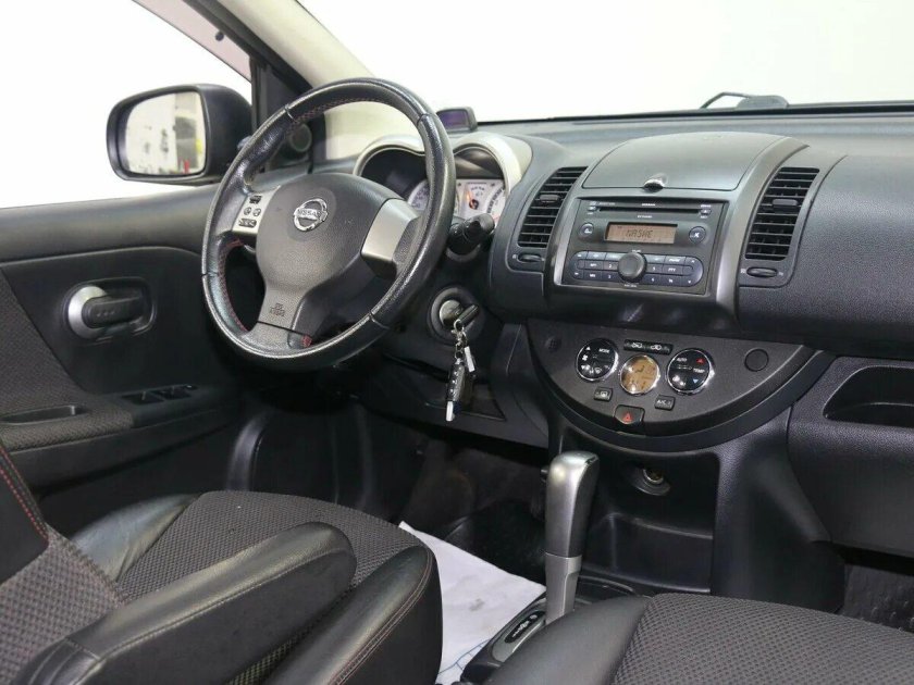 Nissan Note 2010 салон