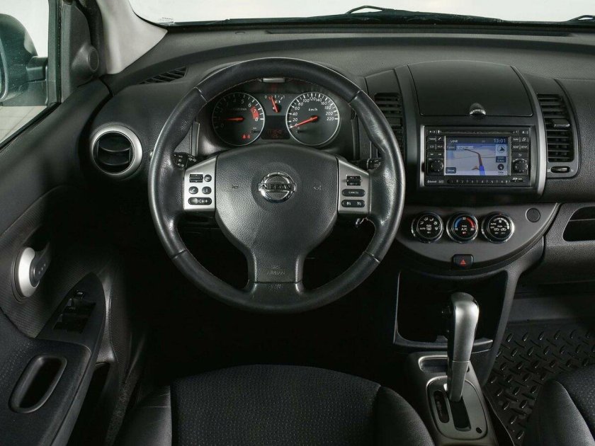 Nissan Note 2011 салон