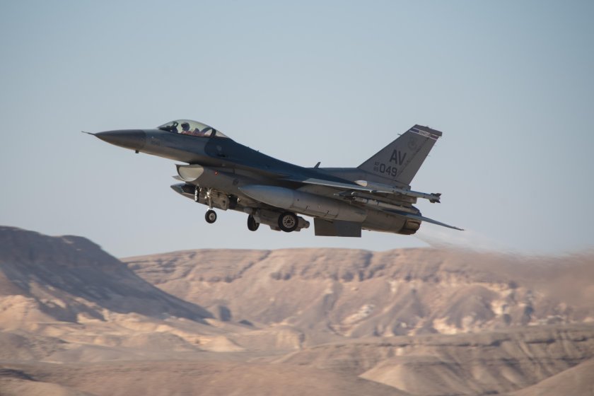 F16 истребитель