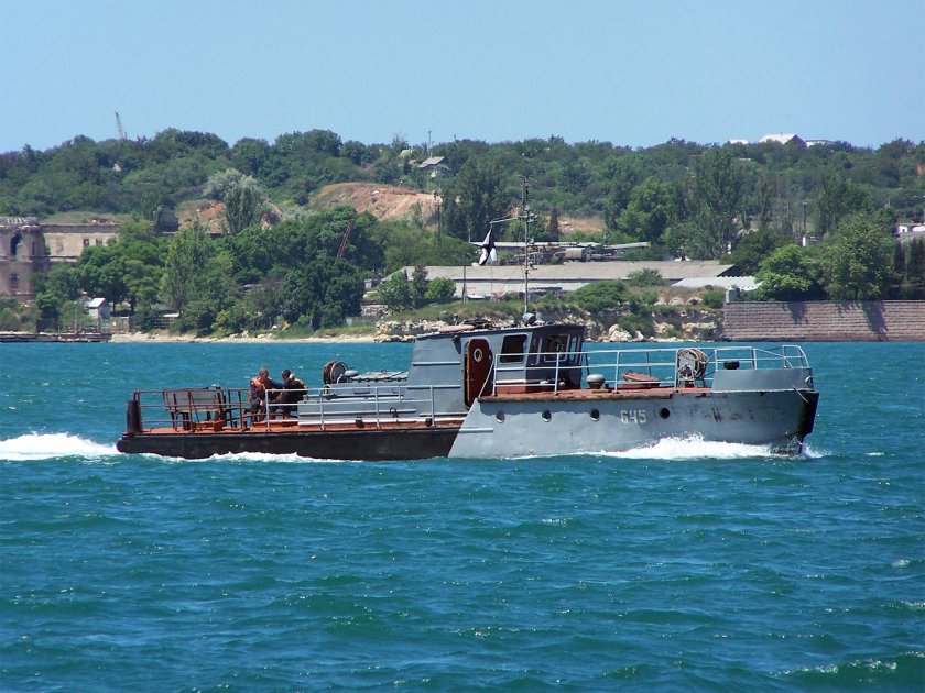 СМК катамаран тащит катер Адмиралтеец