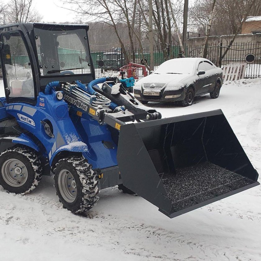 Маленький трактор с ковшом