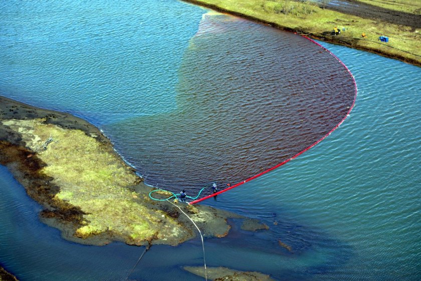 Боновые заграждения от разлива нефти