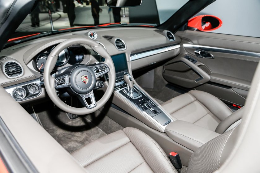 Porsche 718 Boxster s салон