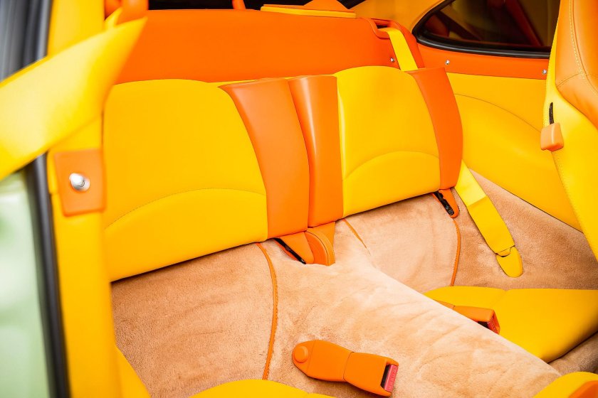 Оранжевый салон автомобиля