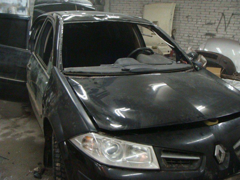 Битая Приора хэтчбек черная