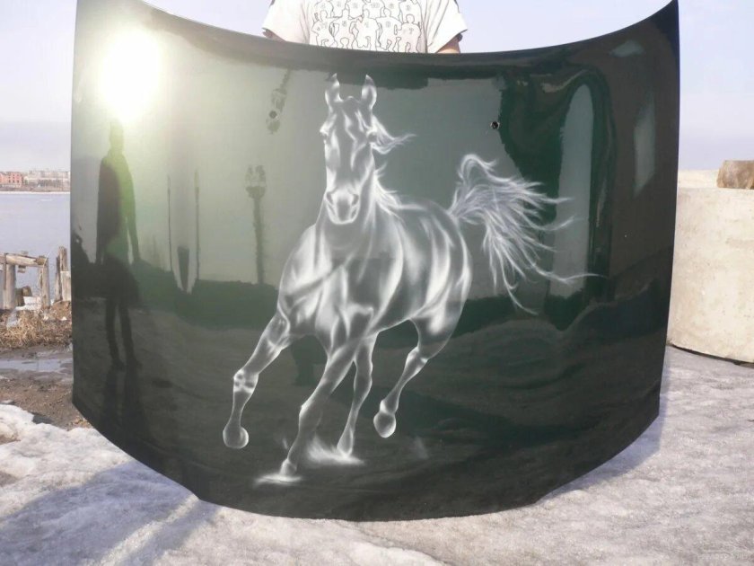 Аэрография на авто лошади