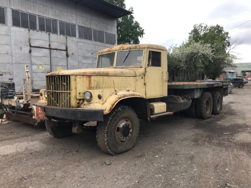 КРАЗ-257б1 бортовой с контейнерами