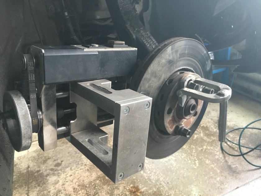 Станок для проточки тормозных дисков