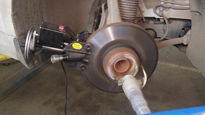 Tokarni stanok dlya protochki tormoznix diskov model c9530c