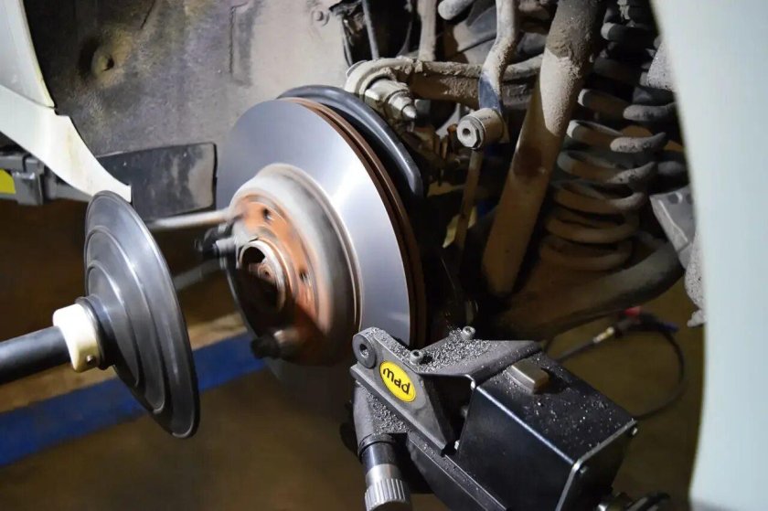 Аппарат для проточки тормозных дисков без снятия