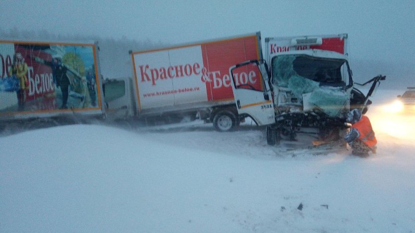 Фура красное белое