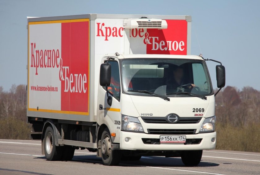 Грузовики Хино 300 красное белое