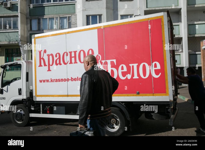 Автомобили красное и белое